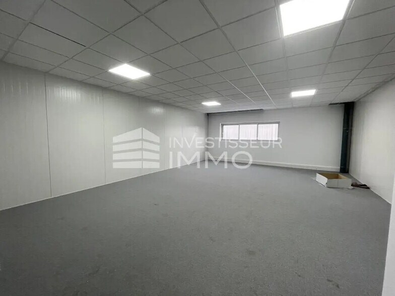 Local d’activités dans Roissy-en-Brie à louer - Photo intérieure – Image 2 sur 3