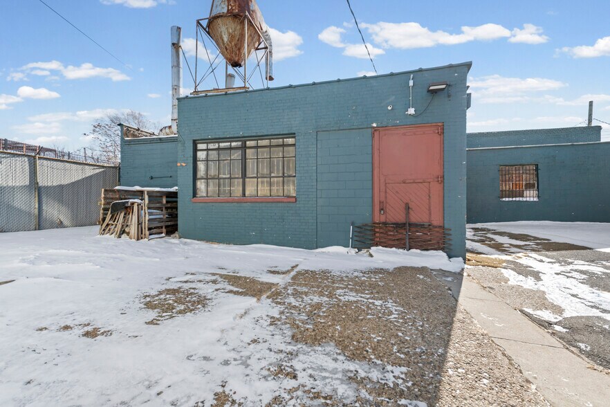 3003 E Grand Blvd, Detroit, MI à louer - Photo de l’immeuble – Image 3 sur 26