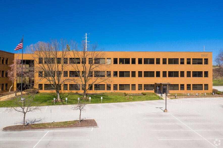 13537 Barrett Parkway Dr, Ballwin, MO à louer - Photo de l’immeuble – Image 2 sur 5