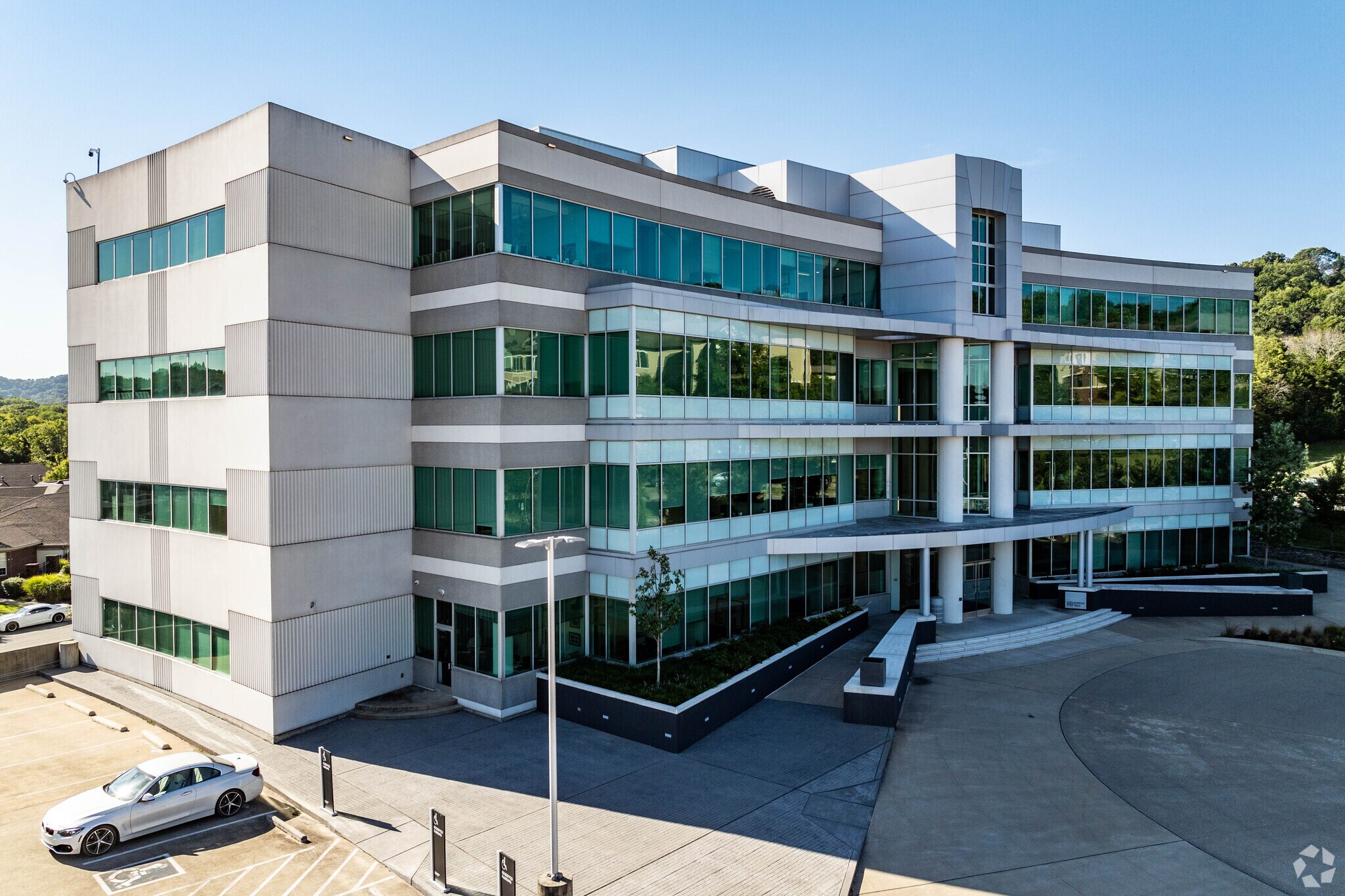 10 Burton Hills Blvd, Nashville, TN à louer Photo principale– Image 1 sur 12