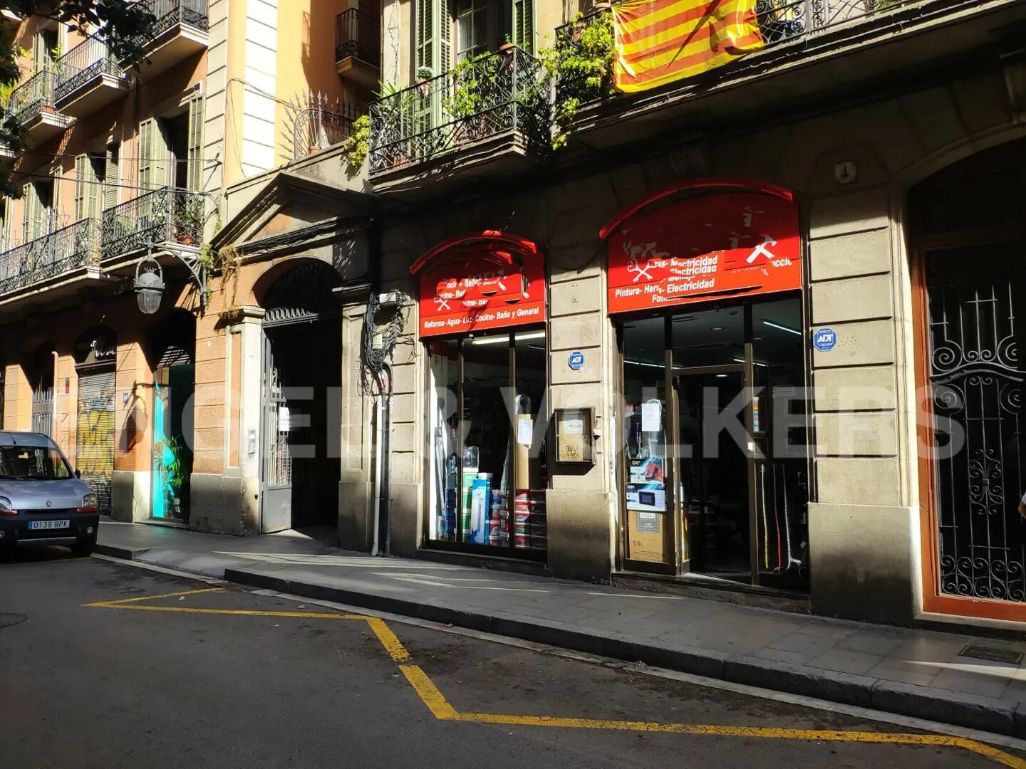 Immeuble residentiel dans Cornellà de Llobregat, Barcelona à vendre Photo de l’immeuble– Image 1 sur 4