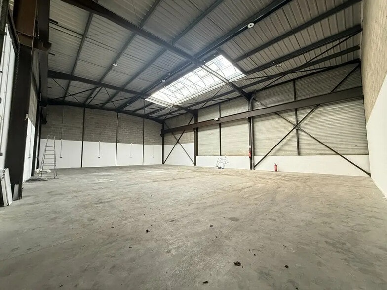 Local d’activités dans Le Thillay à louer - Photo de l’immeuble – Image 2 sur 5