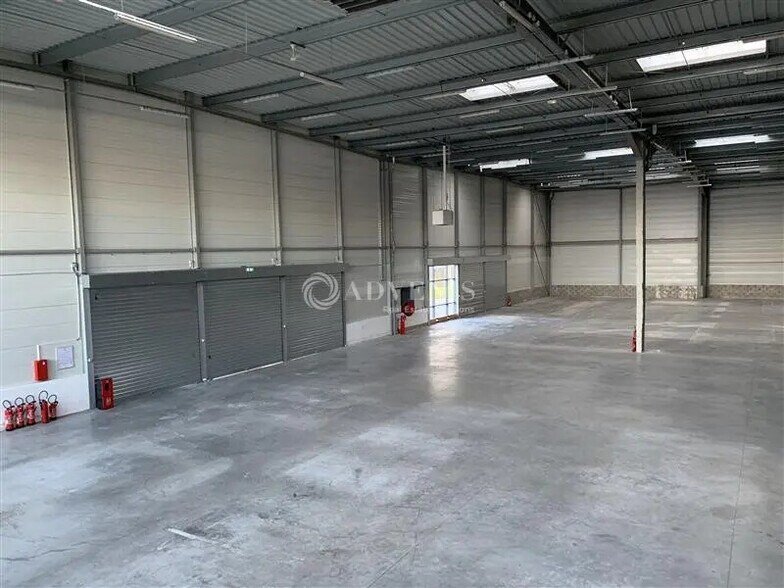 Industriel/Logistique dans Trappes à louer - Photo de l’immeuble – Image 2 sur 3
