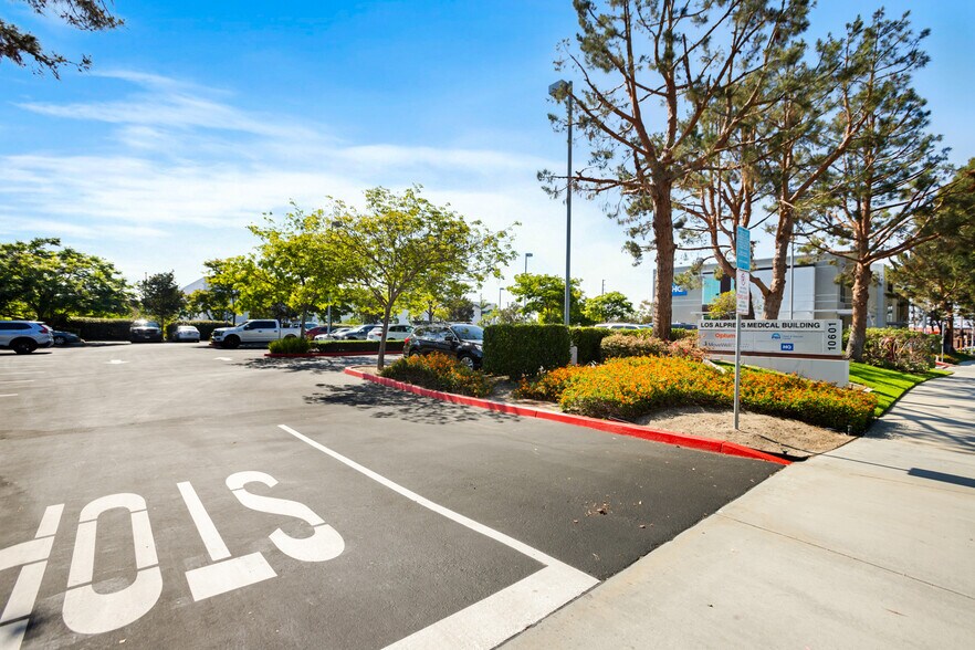 10601 Walker St, Cypress, CA à vendre - Photo de l’immeuble – Image 2 sur 56