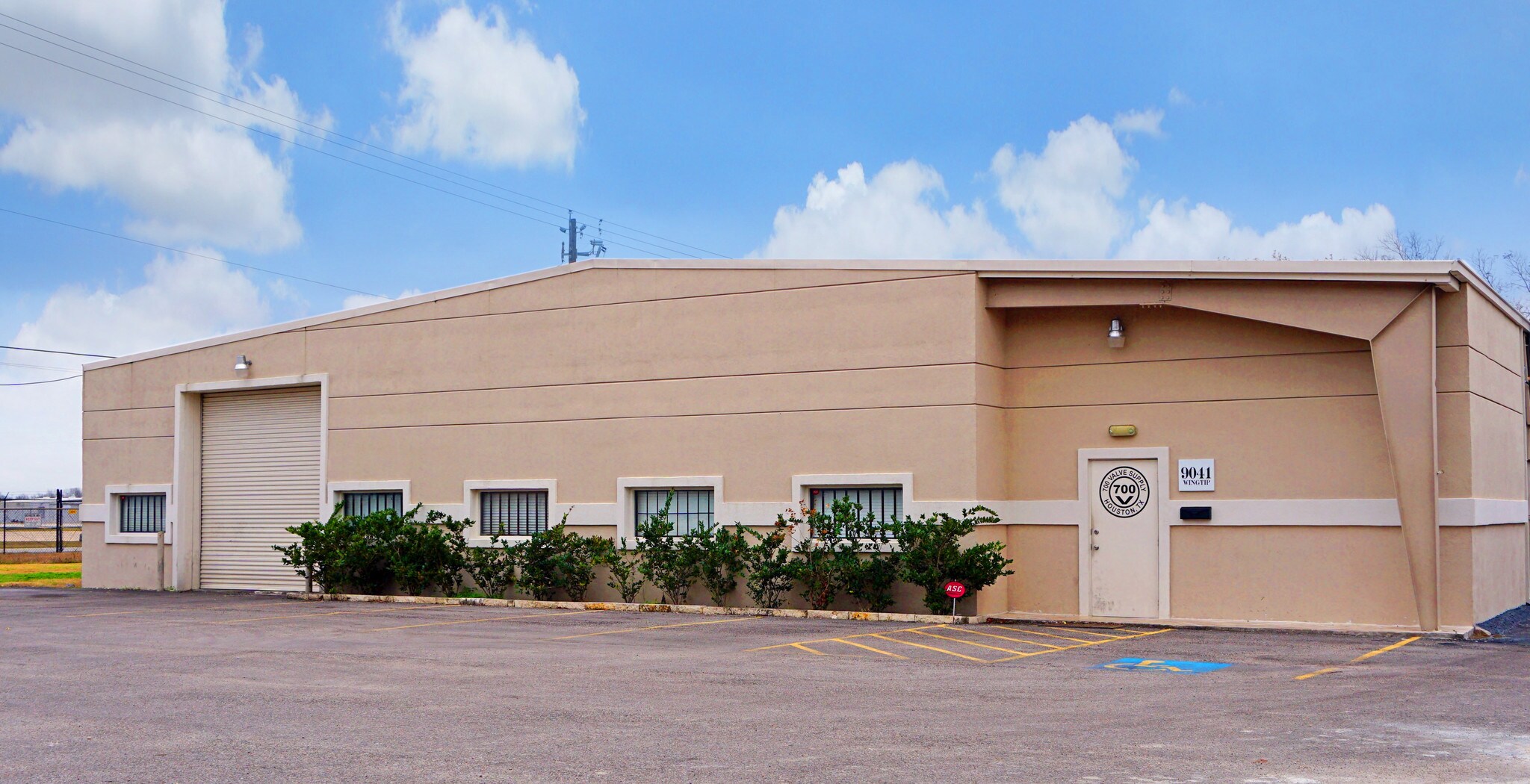 9041 Wingtip Dr, Houston, TX à louer Photo principale– Image 1 sur 6