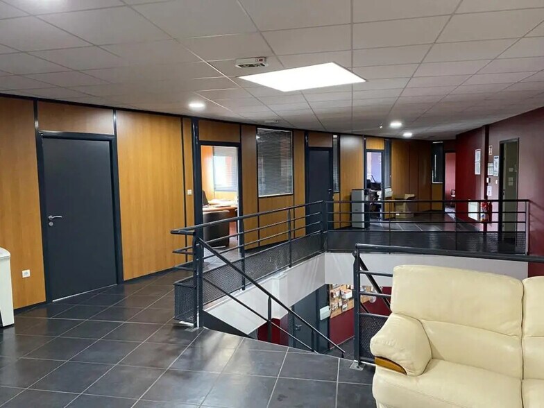 Bureau dans Sars-et-Rosières à louer - Photo de l’immeuble – Image 3 sur 16