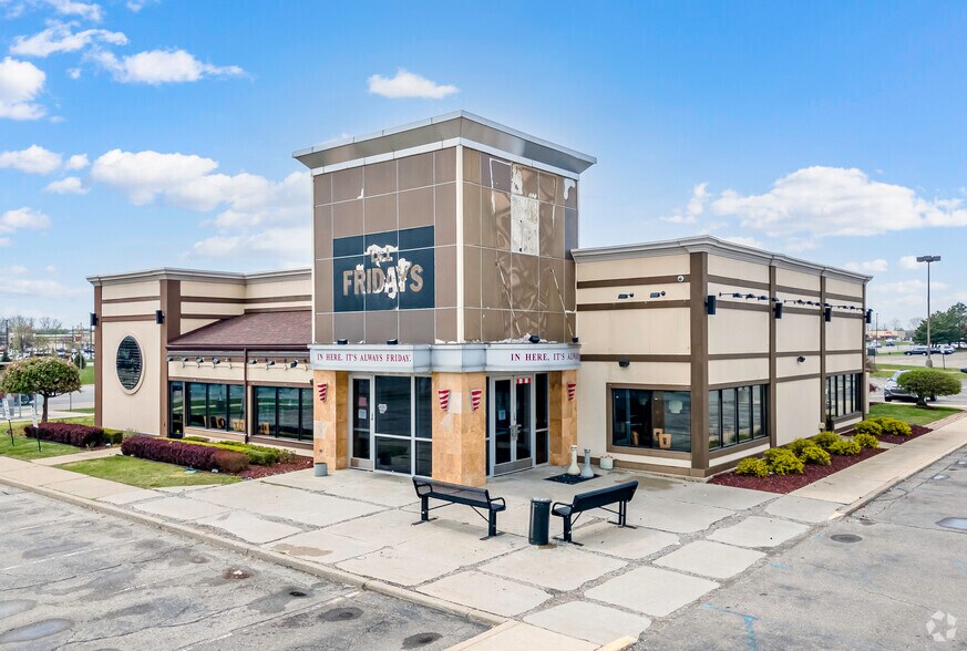45001 Schoenherr Rd, Utica, MI à louer - Photo de l’immeuble – Image 2 sur 20