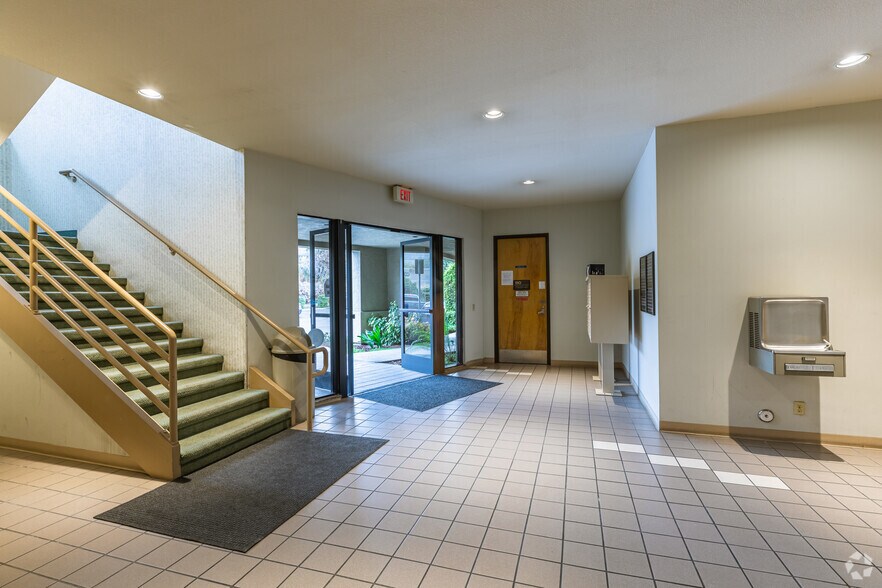 5360 Jackson Dr, La Mesa, CA à louer - Hall d’entrée – Image 3 sur 13