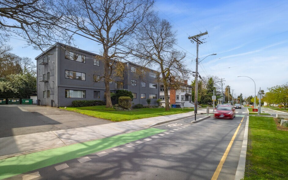 1401 Fort St, Victoria, BC à vendre - Photo de l’immeuble – Image 3 sur 7