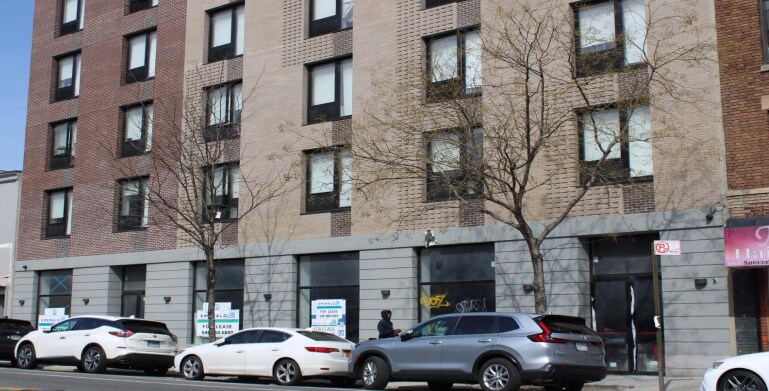913 E Tremont Ave, Bronx, NY à louer Photo de l’immeuble– Image 1 sur 8