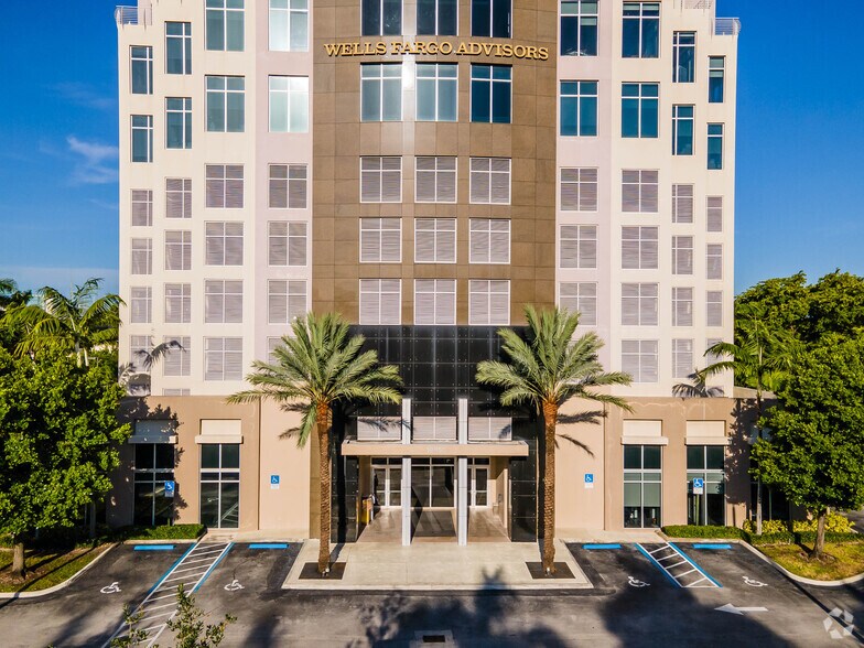 19950 W Country Club Dr, Aventura, FL à louer - Photo de l’immeuble – Image 2 sur 8