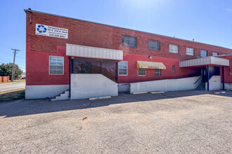 700 E 37th St N, Wichita, KS à louer Photo de l’immeuble– Image 1 sur 5