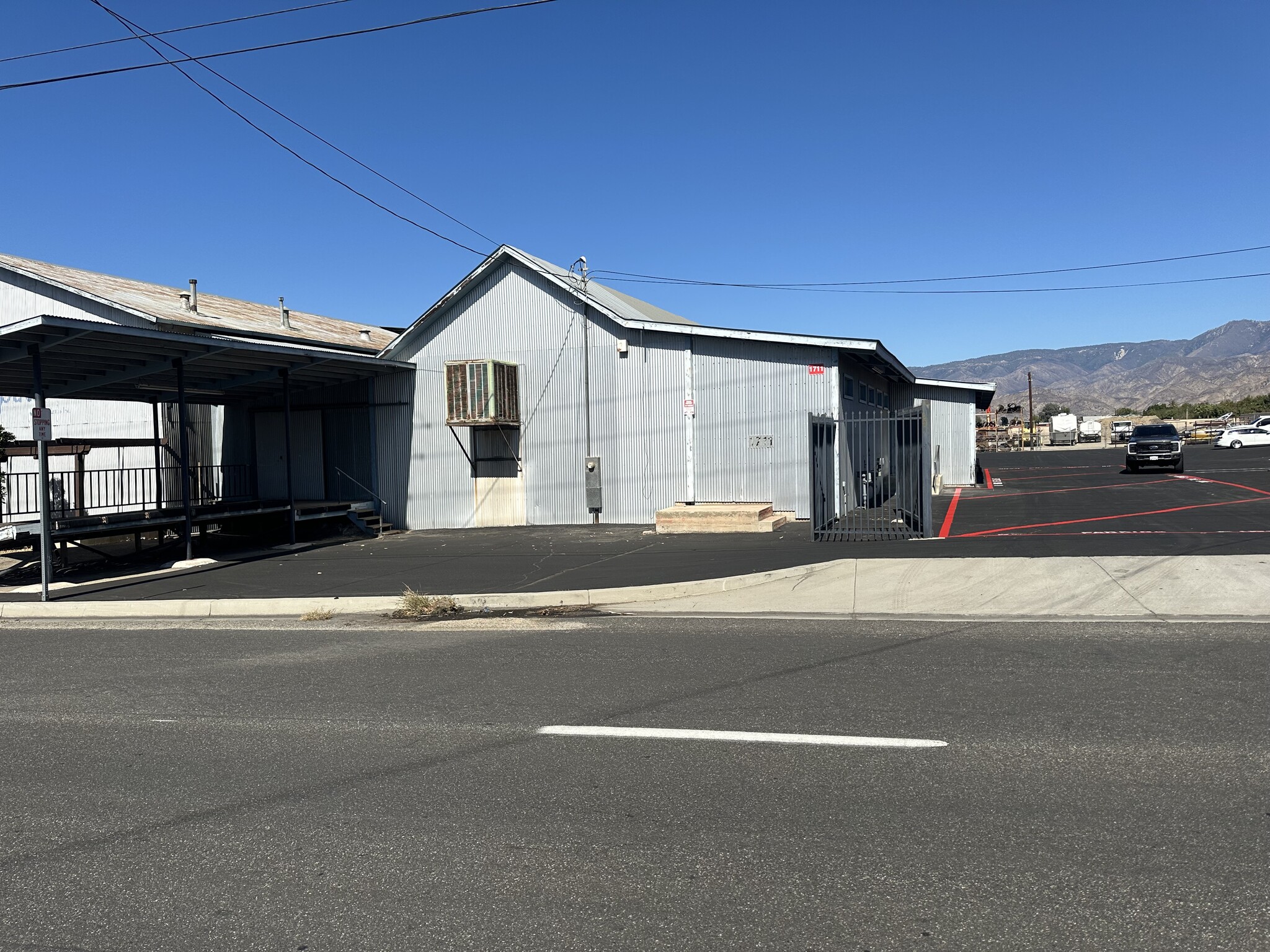 1711 E Colton Ave, Redlands, CA à louer Photo de l’immeuble– Image 1 sur 6