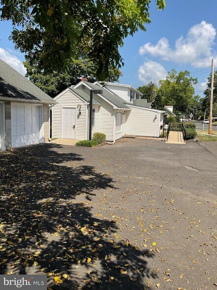 300 Spruce St, Doylestown, PA à vendre - Photo de l’immeuble – Image 2 sur 28