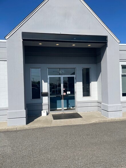 871 Middle Country Rd, Selden, NY à vendre - Photo de l’immeuble – Image 3 sur 10