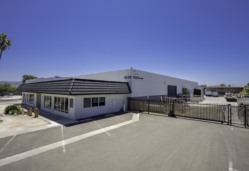 1545-1555 La Mirada Dr, San Marcos, CA à louer - Photo de l’immeuble – Image 2 sur 9