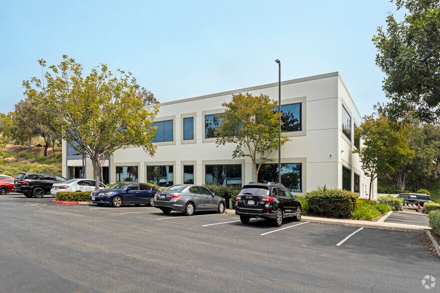 3288 Grey Hawk Ct, Carlsbad, CA à louer - Photo de l’immeuble – Image 2 sur 3