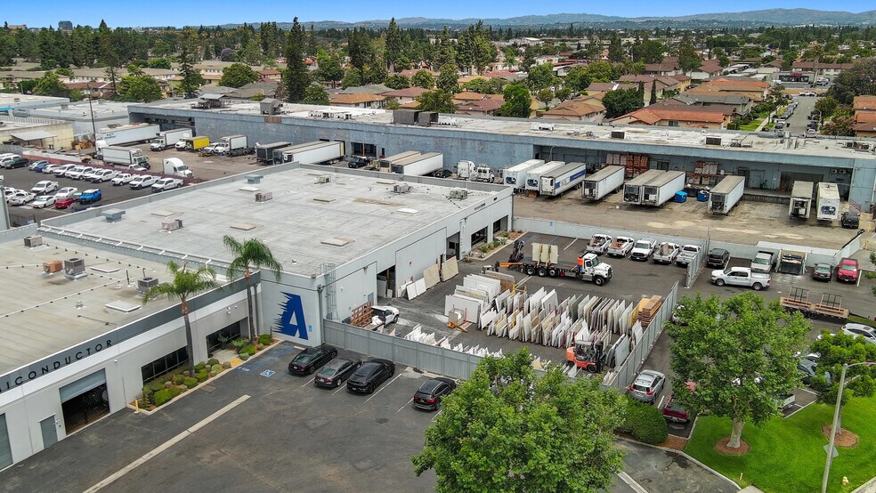 1321 S Sunkist St, Anaheim, CA à louer - Photo de l’immeuble – Image 2 sur 8