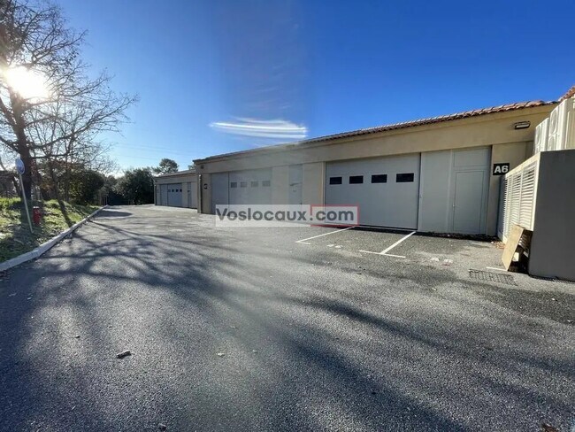 Plus de détails pour Local d'activités à louer