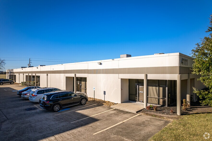 4111 Greenbriar Dr, Stafford, TX à louer - Photo de l’immeuble – Image 1 sur 11