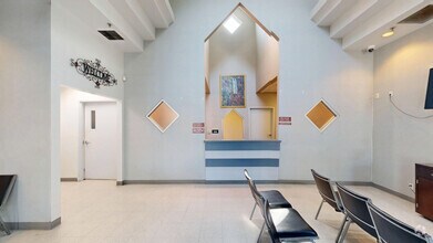1408 Commercial Way, Bakersfield, CA à louer Numérisation 3D Matterport– Image 1 sur 13