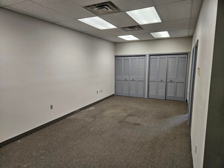 1523 S Green River Rd, Evansville, IN à louer - Photo de l’immeuble – Image 3 sur 18