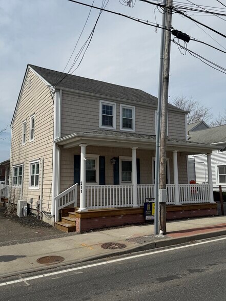 211 Roanoke Ave, Riverhead, NY à vendre - Photo de l’immeuble – Image 3 sur 9