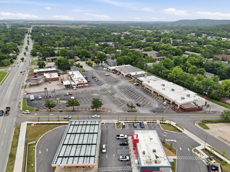 1200-1220 N Garland Ave, Fayetteville, AR à louer - Photo de l’immeuble – Image 2 sur 13