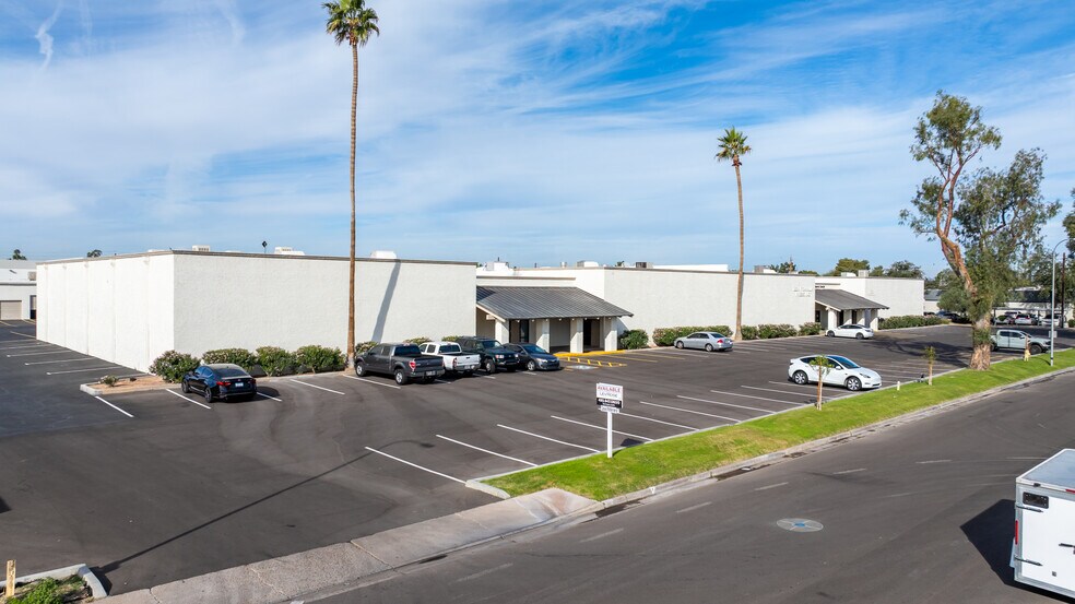 910 S Hohokam Dr, Tempe, AZ à louer - Photo de l’immeuble – Image 3 sur 12