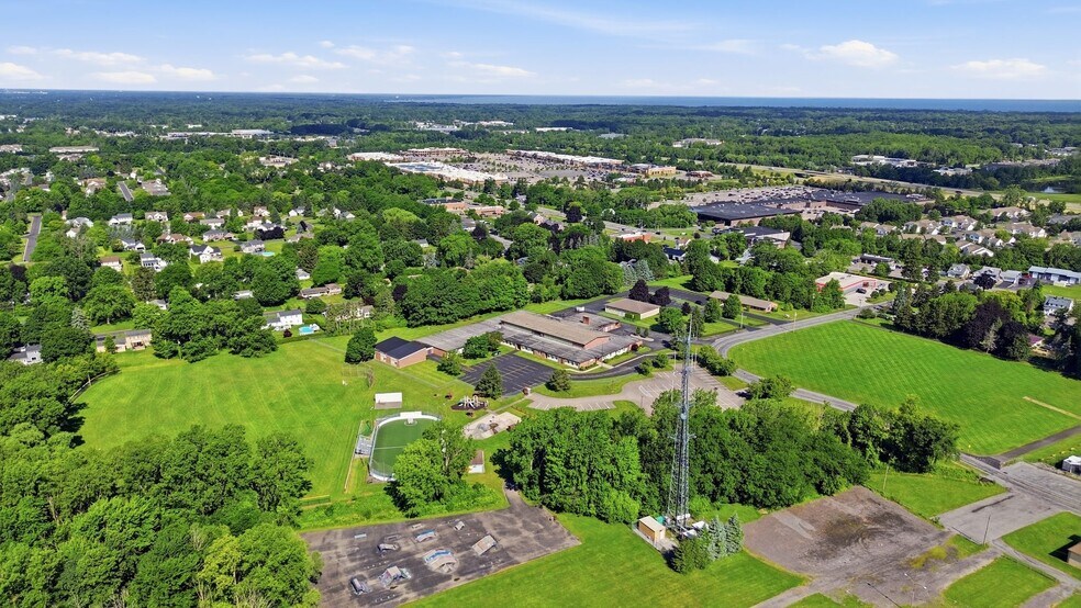 985 Ebner Dr, Webster, NY à vendre - Photo de l’immeuble – Image 2 sur 32