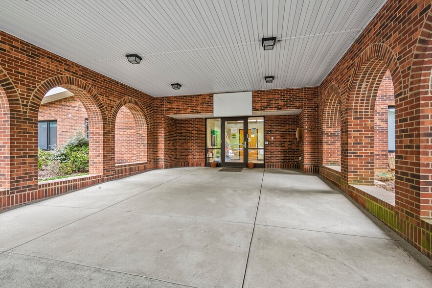 5900 Bethabara Park Blvd, Winston-Salem, NC à vendre - Photo de l’immeuble – Image 3 sur 42