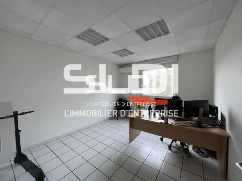 Local d’activités dans Vénissieux à louer - Photo de l’immeuble – Image 3 sur 8