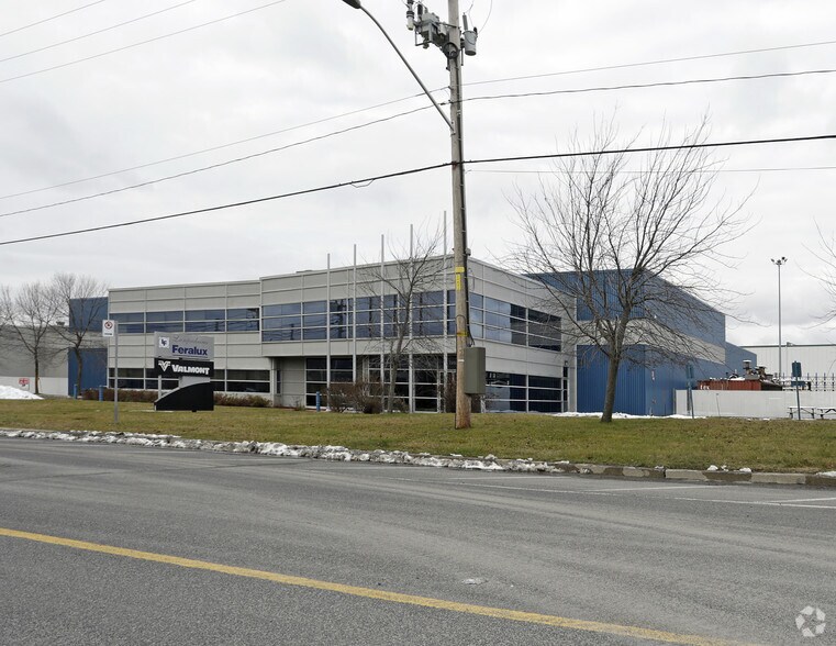 2250 Rue Bombardier, Ste-Julie, QC à louer - Photo principale – Image 1 sur 2