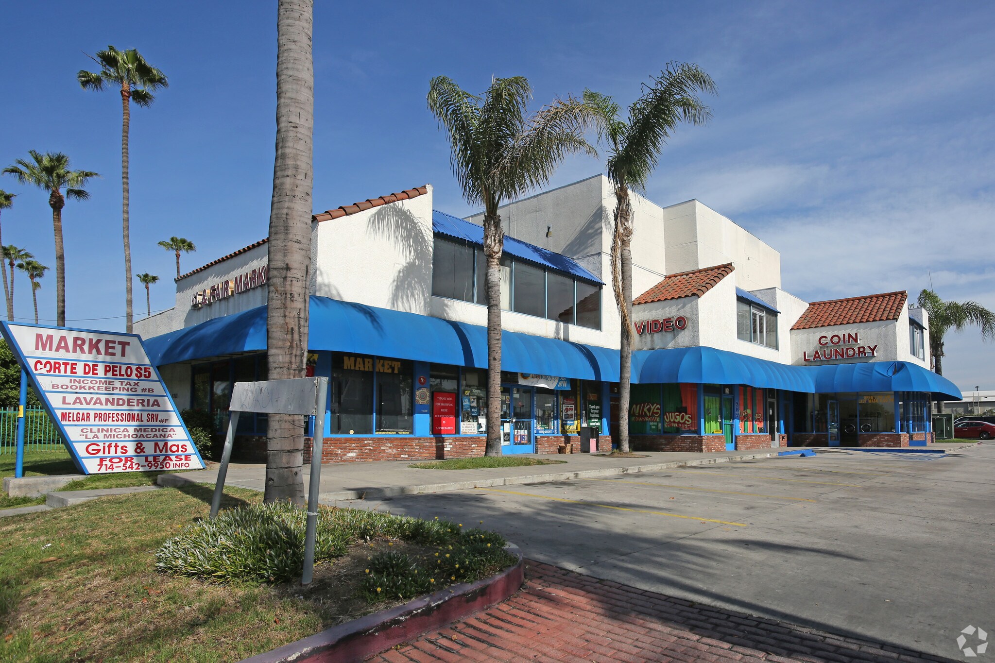 2715 W 1st St, Santa Ana, CA à louer Photo principale– Image 1 sur 42