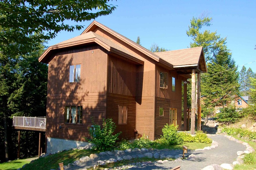 2222-2310 Boulevard de Sainte-Adèle portefeuille de 2 biens à vendre sur LoopNet.fr - Photo principale – Image 1 sur 2