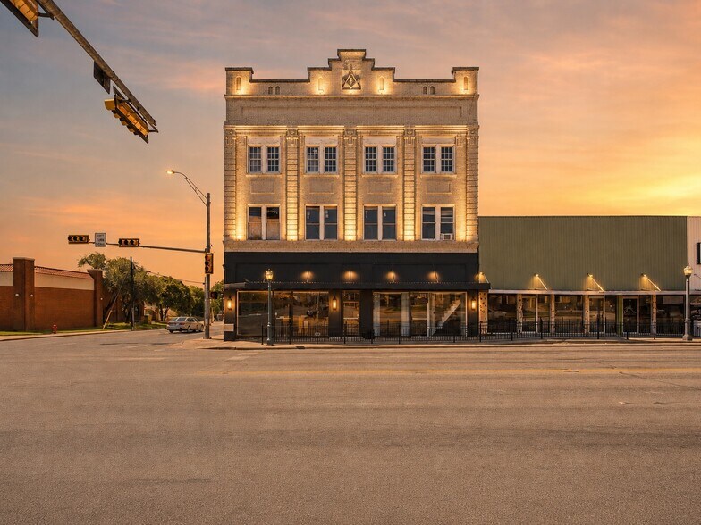 100 W Central Ave, Comanche, TX à vendre - Photo de l’immeuble – Image 1 sur 55