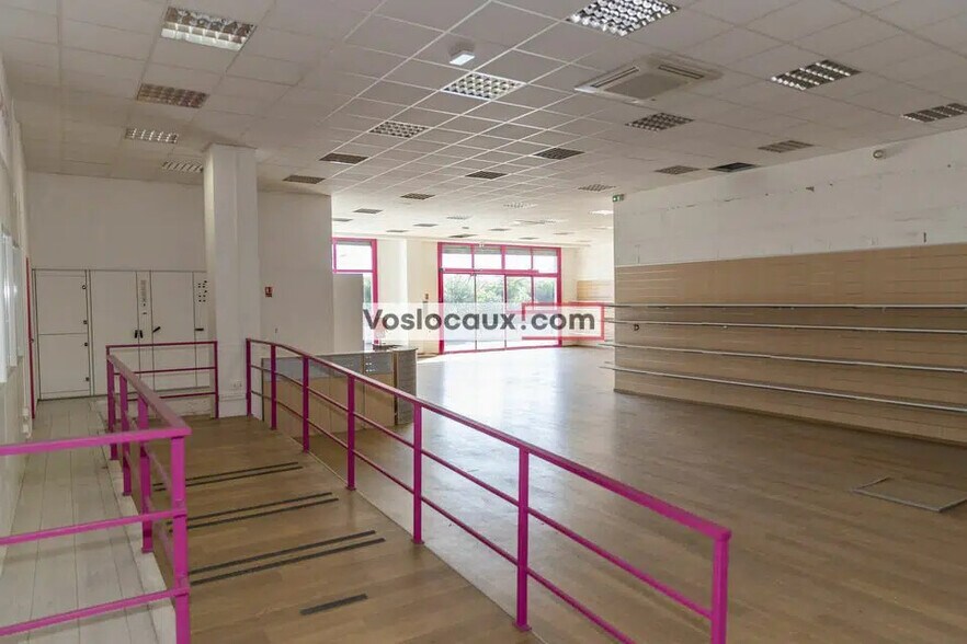 Local d’activités dans Villeneuve-Loubet à louer - Photo de l’immeuble – Image 3 sur 8