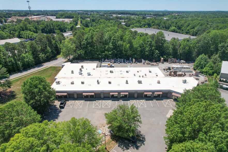 10015 Metromont Industrial Blvd, Charlotte, NC à louer - Photo de l’immeuble – Image 2 sur 6
