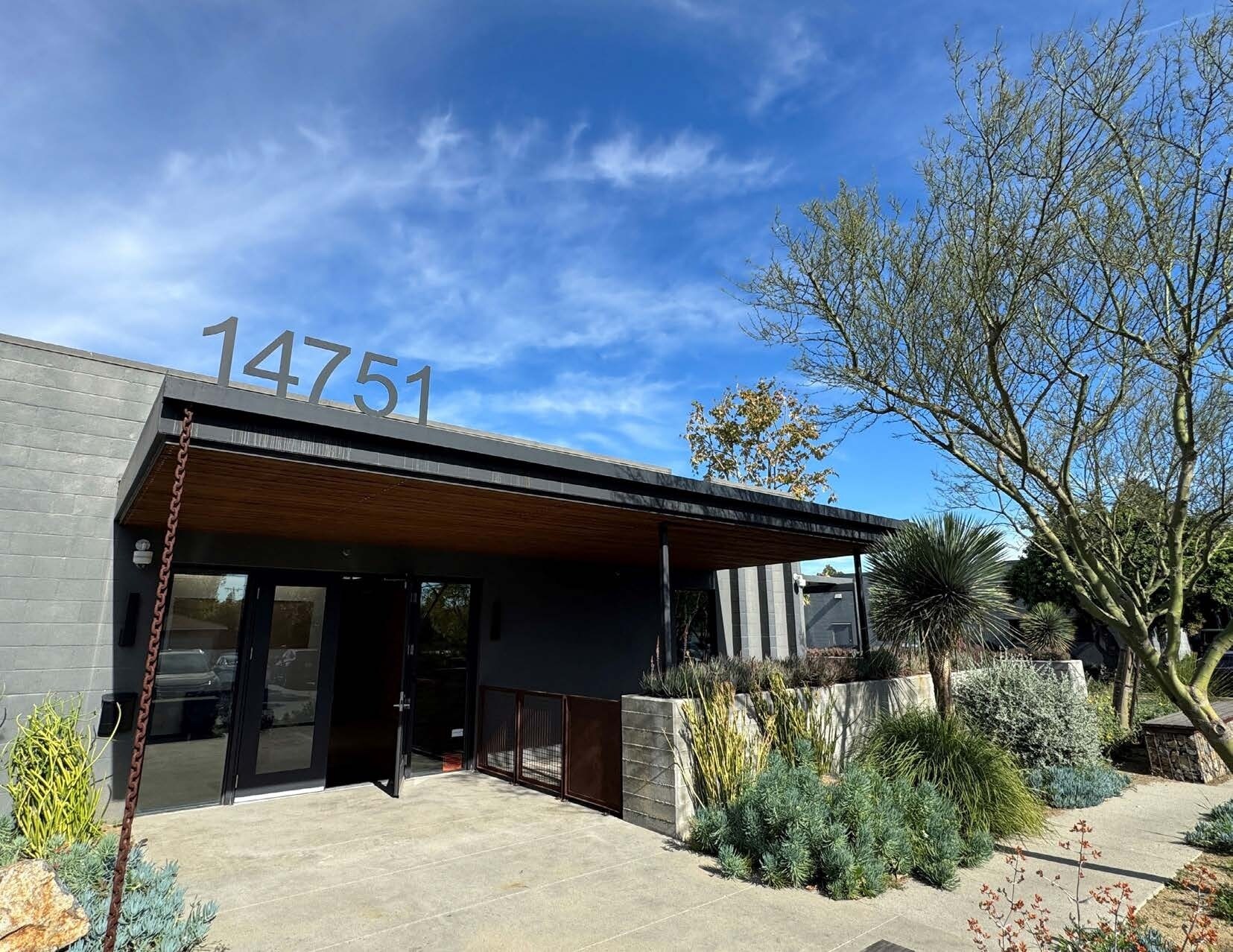 14751-14761 Califa St, Van Nuys, CA à louer Photo de l’immeuble– Image 1 sur 13