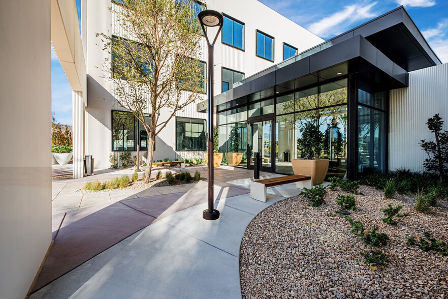 1 Meridian Vista Dr, Las Vegas, NV à louer - Photo de l’immeuble – Image 2 sur 13