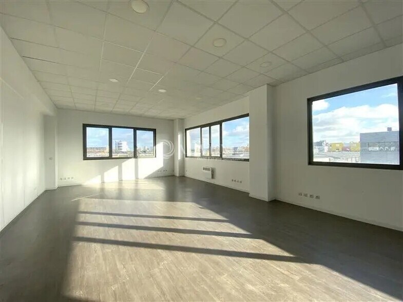 Bureau dans Villeneuve-la-Garenne à louer - Photo de l’immeuble – Image 3 sur 7