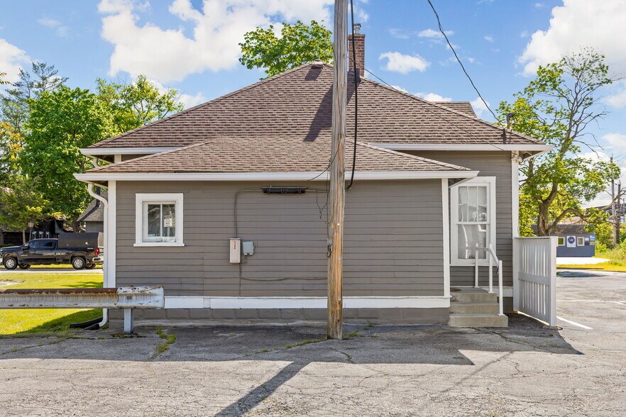 6408 N Carrollton Ave, Indianapolis, IN à vendre - Photo de l’immeuble – Image 2 sur 16