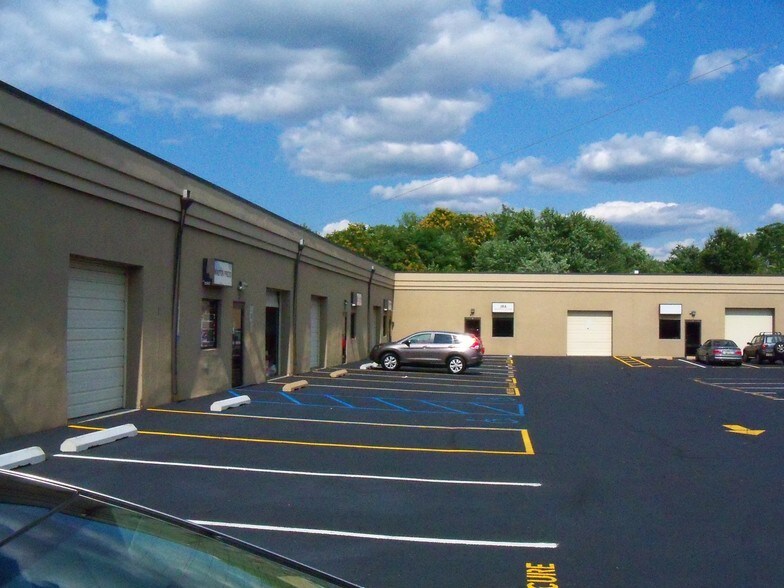 495 Mola Blvd, Elmwood Park, NJ à louer - Photo de l’immeuble – Image 2 sur 12