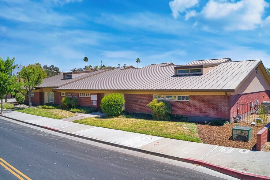 213 Center St, Hanford, CA à vendre - Photo de l’immeuble – Image 2 sur 9