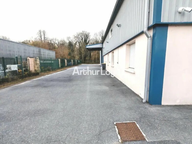 Local d'activités dans Saint-Brice-Courcelles à vendre - Photo de l’immeuble – Image 2 sur 10