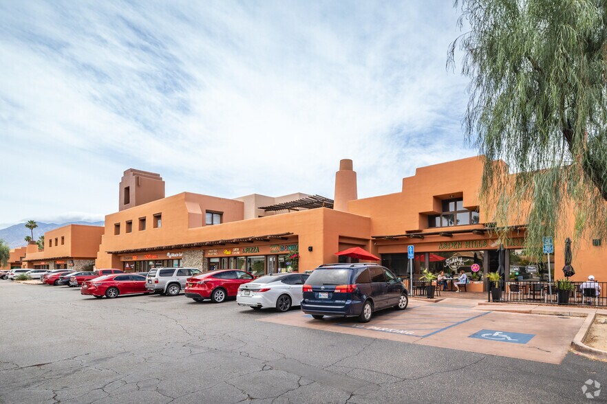 555 S Sunrise Way, Palm Springs, CA à vendre - Photo de l’immeuble – Image 3 sur 3