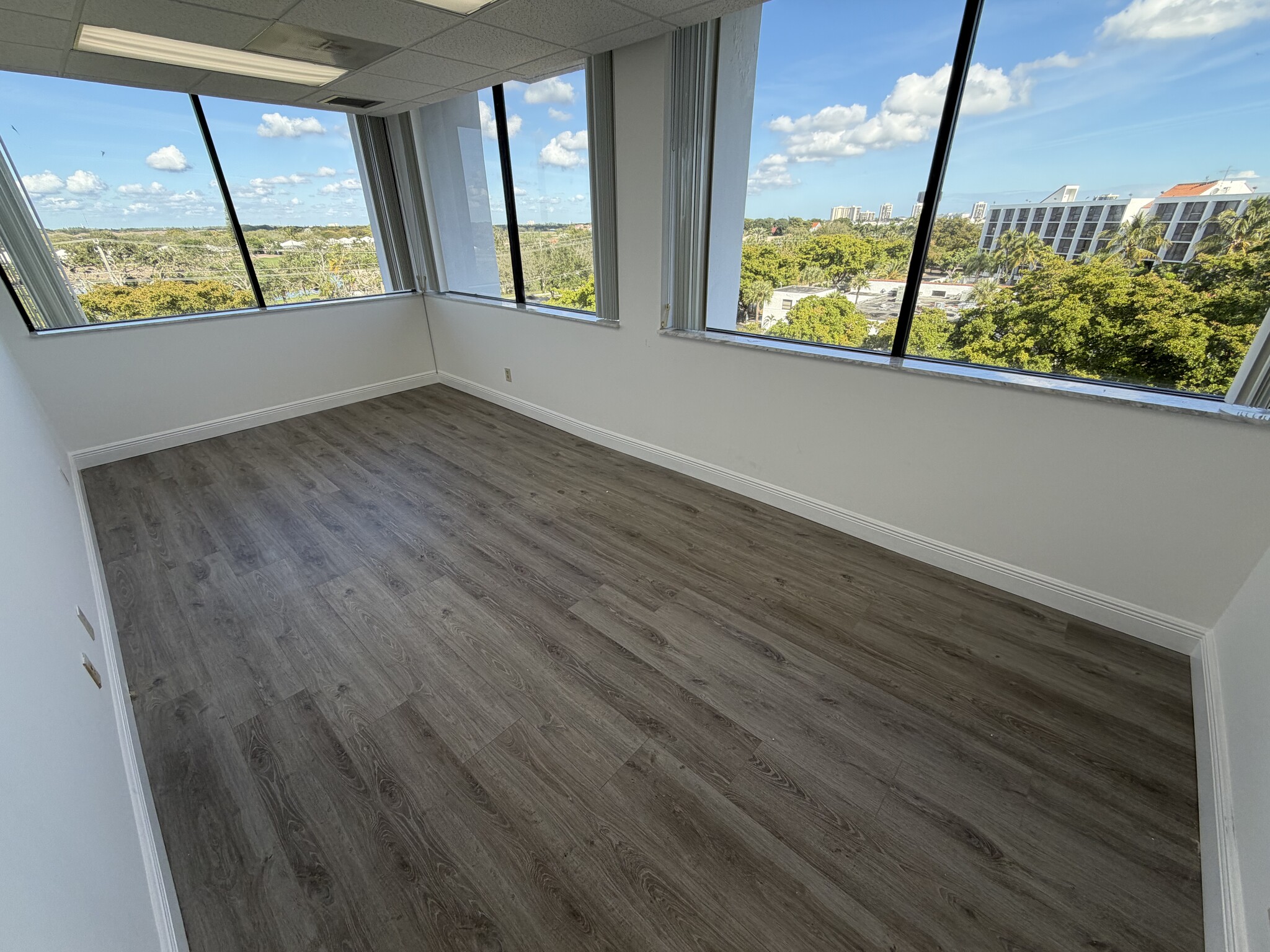 2001 Palm Beach Lakes Blvd, West Palm Beach, FL à louer Photo intérieure– Image 1 sur 1