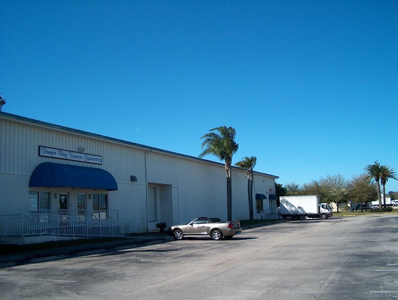 3032-3090 44th Ave N, Saint Petersburg, FL à louer - Photo de l’immeuble – Image 2 sur 4