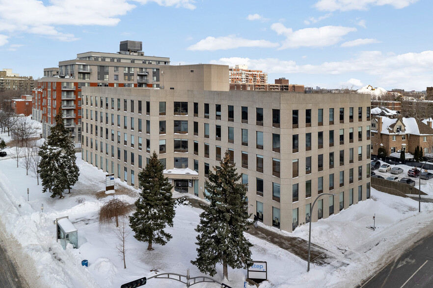 5757 Boul Cavendish, Cote-St-Luc, QC à louer - Photo de l’immeuble – Image 3 sur 8