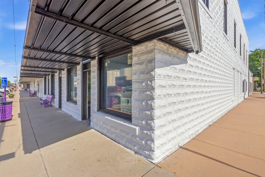 202 Main st, Valley Center, KS à vendre - Photo de l’immeuble – Image 3 sur 9